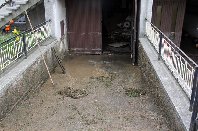 Woda zalała trzy garaże (zdjęcia)