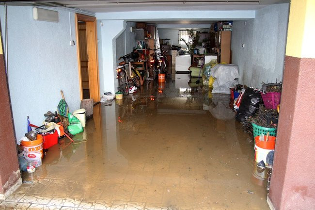 Woda zalała trzy garaże (zdjęcia)