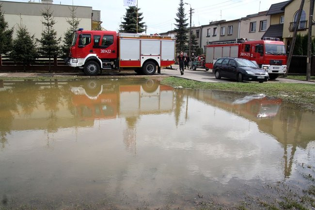 Woda zalała trzy garaże (zdjęcia)