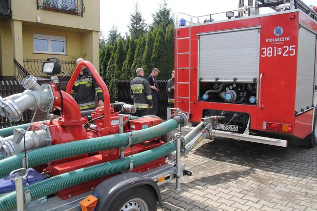 Woda zalała trzy garaże (zdjęcia)