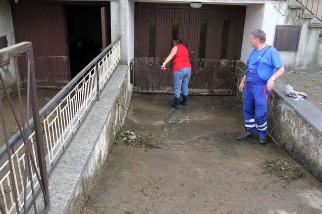 Woda zalała trzy garaże (zdjęcia)