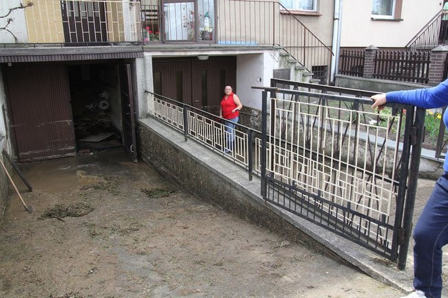 Woda zalała trzy garaże (zdjęcia)