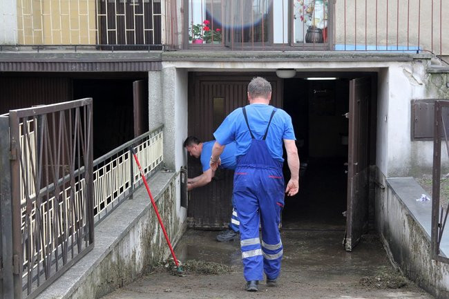 Woda zalała trzy garaże (zdjęcia)