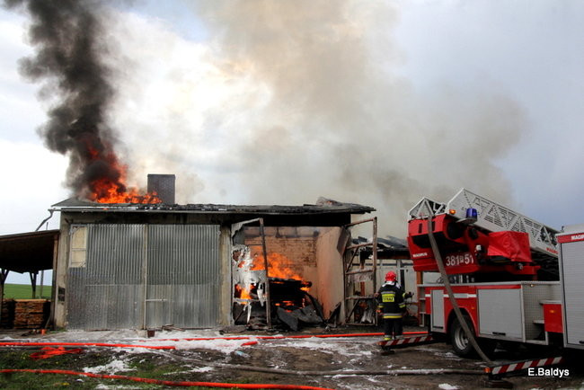 Pożar stolarni we Włoszakowicach (zdjęcia)