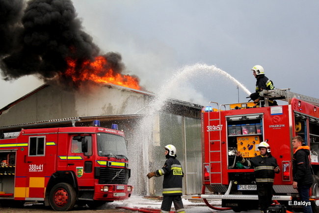 Pożar stolarni we Włoszakowicach (zdjęcia)