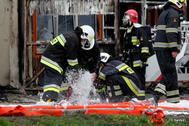 Pożar stolarni we Włoszakowicach (zdjęcia)