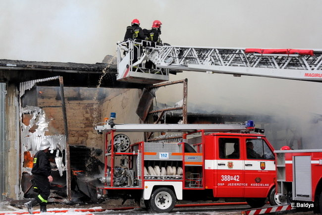 Pożar stolarni we Włoszakowicach (zdjęcia)