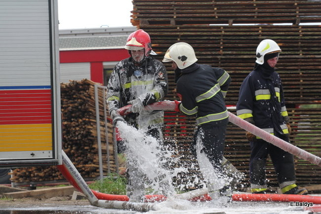 Pożar stolarni we Włoszakowicach (zdjęcia)