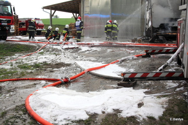 Pożar stolarni we Włoszakowicach (zdjęcia)