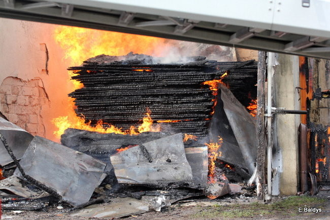 Pożar stolarni we Włoszakowicach (zdjęcia)