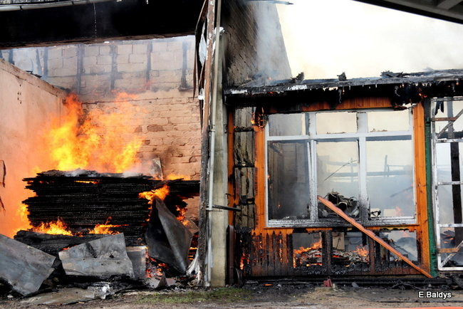 Pożar stolarni we Włoszakowicach (zdjęcia)