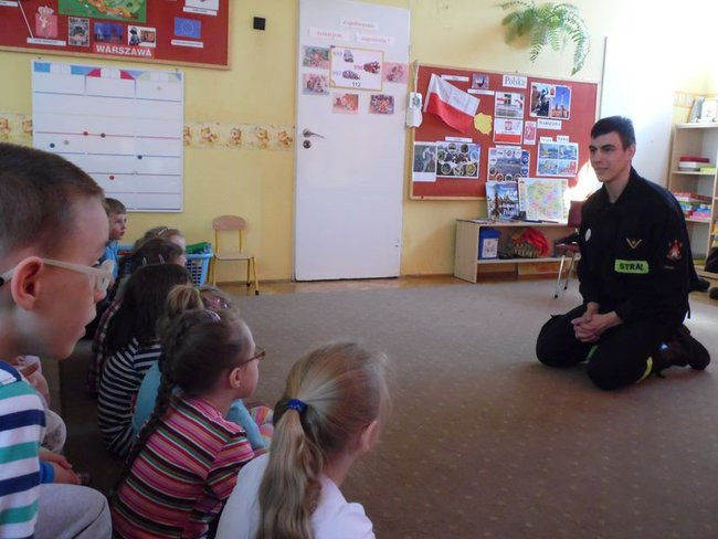 Strażak w przedszkolu (zdjęcia)