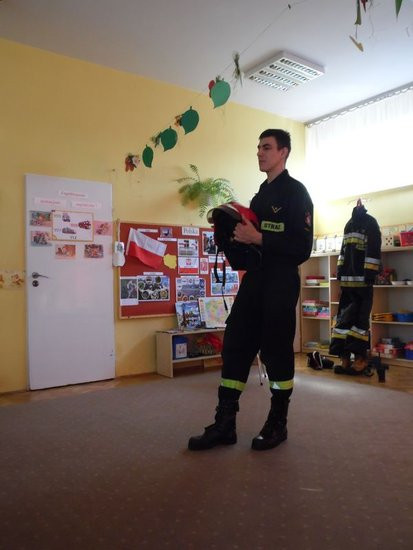 Strażak w przedszkolu (zdjęcia)