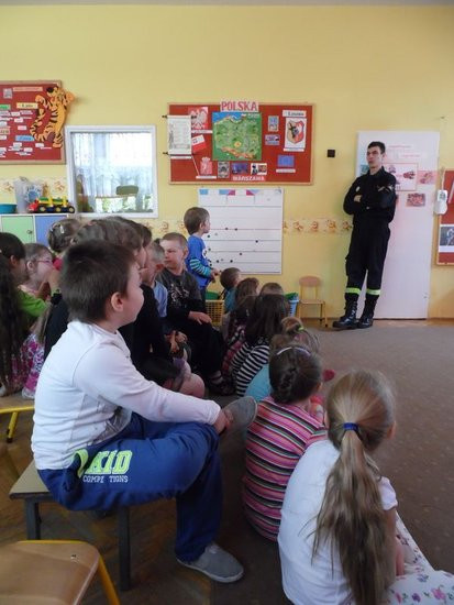 Strażak w przedszkolu (zdjęcia)