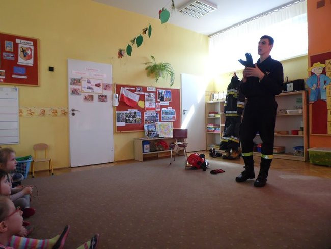 Strażak w przedszkolu (zdjęcia)