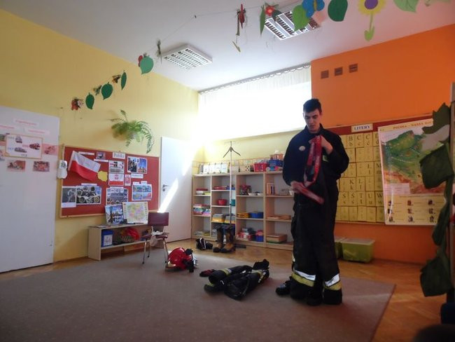 Strażak w przedszkolu (zdjęcia)