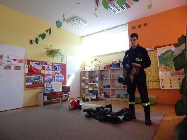 Strażak w przedszkolu (zdjęcia)