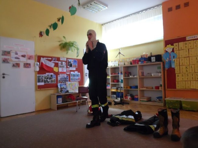 Strażak w przedszkolu (zdjęcia)