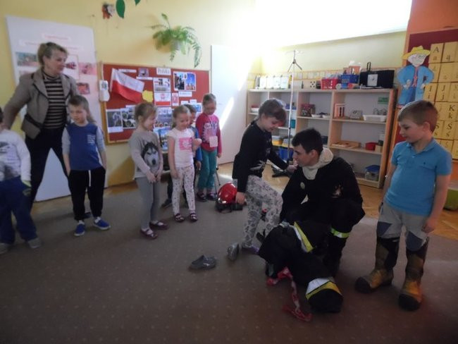 Strażak w przedszkolu (zdjęcia)