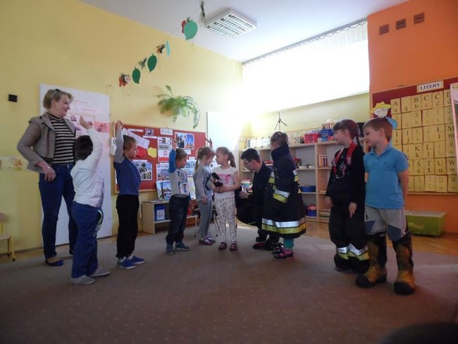 Strażak w przedszkolu (zdjęcia)