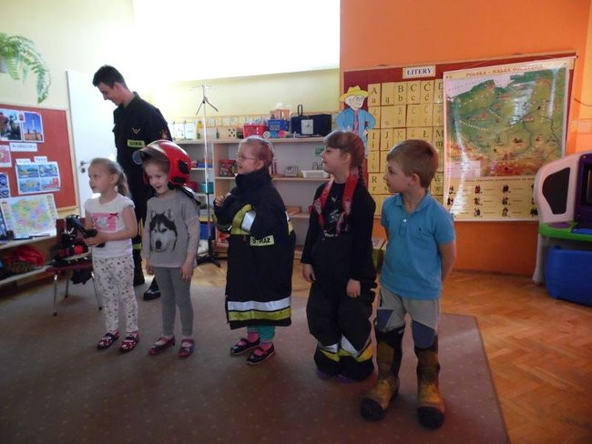Strażak w przedszkolu (zdjęcia)