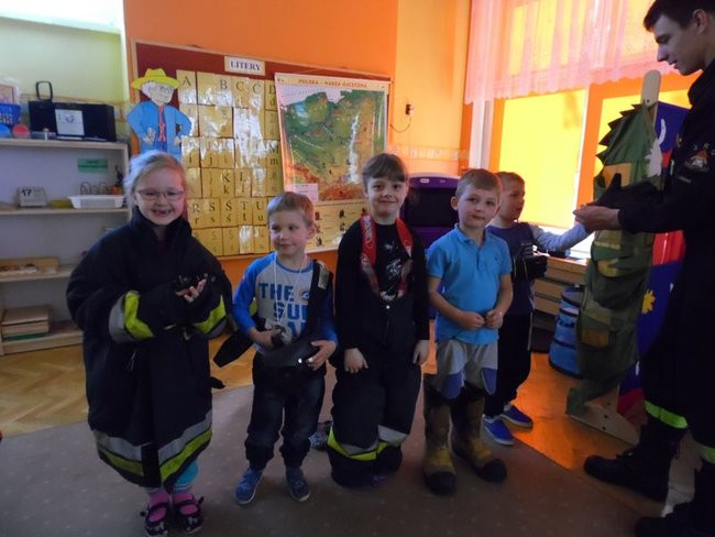 Strażak w przedszkolu (zdjęcia)