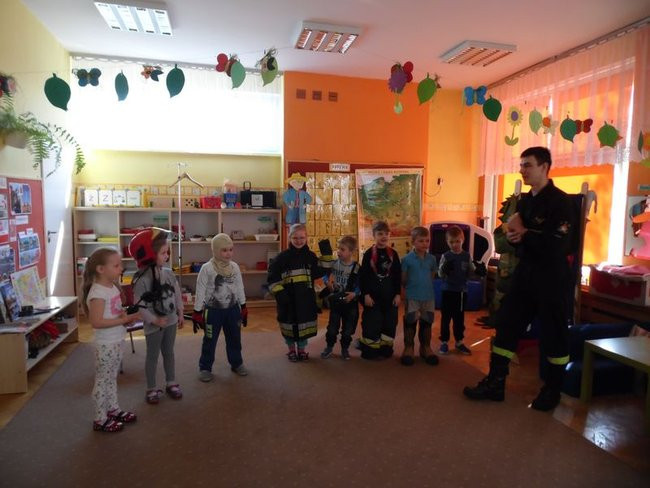 Strażak w przedszkolu (zdjęcia)