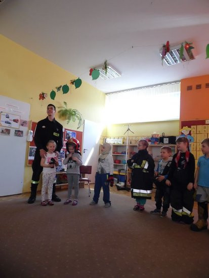 Strażak w przedszkolu (zdjęcia)