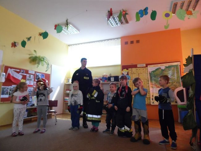Strażak w przedszkolu (zdjęcia)