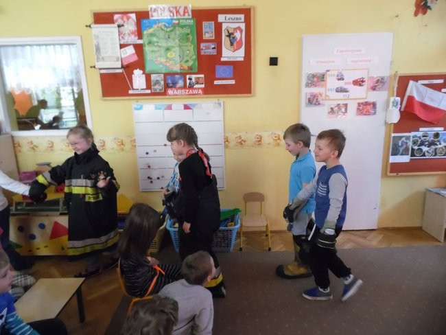 Strażak w przedszkolu (zdjęcia)