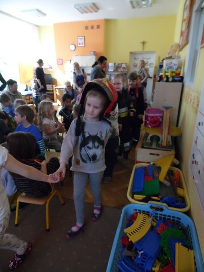 Strażak w przedszkolu (zdjęcia)