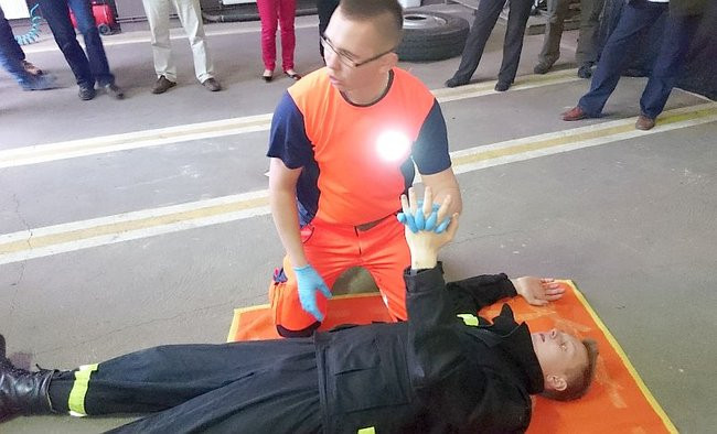 Cykliści u strażaków (zdjęcia)