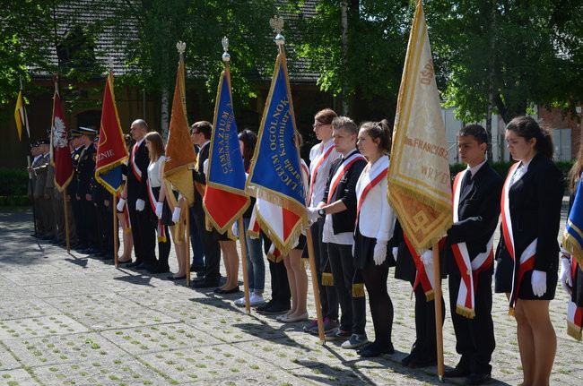 Dwie uroczystości pod pomnikiem (zdjęcia)