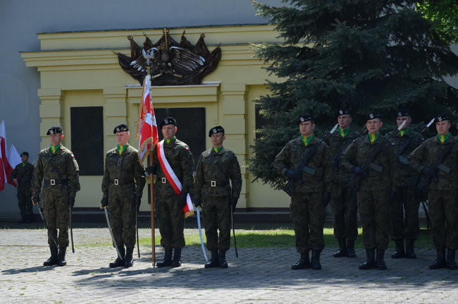 Dwie uroczystości pod pomnikiem (zdjęcia)