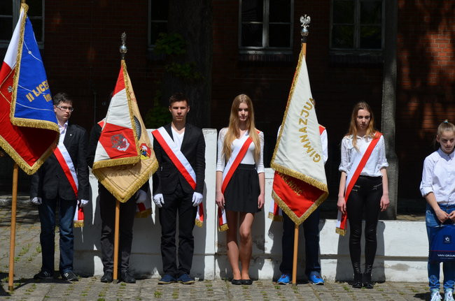 Dwie uroczystości pod pomnikiem (zdjęcia)