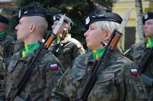 Dwie uroczystości pod pomnikiem (zdjęcia)