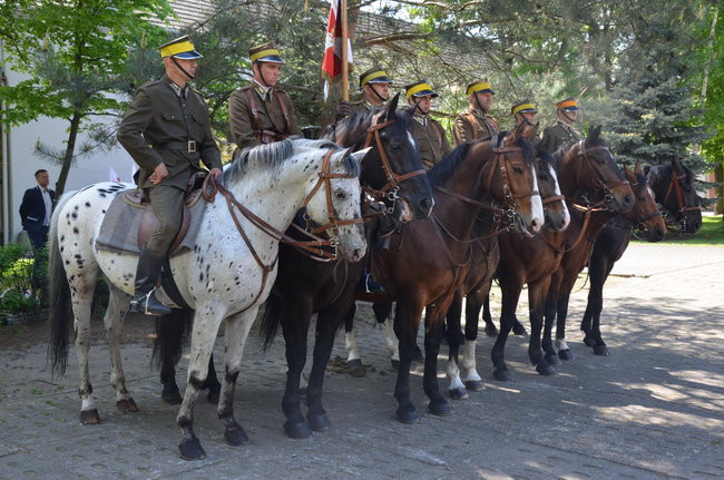 Dwie uroczystości pod pomnikiem (zdjęcia)