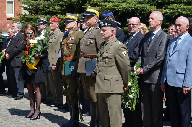 Dwie uroczystości pod pomnikiem (zdjęcia)