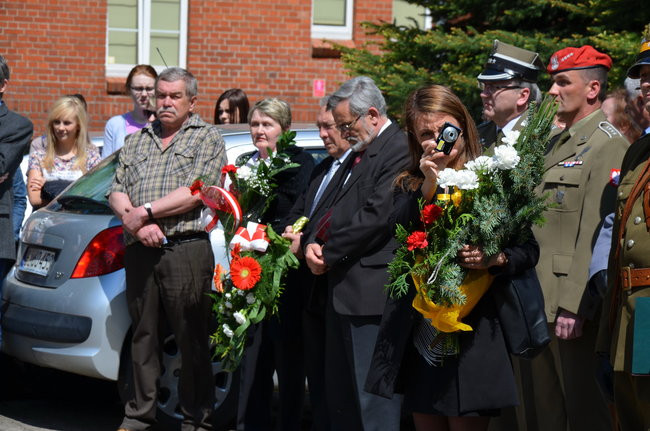 Dwie uroczystości pod pomnikiem (zdjęcia)