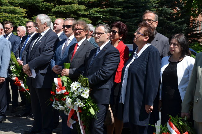 Dwie uroczystości pod pomnikiem (zdjęcia)