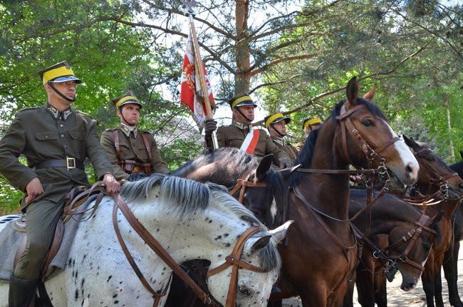 Dwie uroczystości pod pomnikiem (zdjęcia)