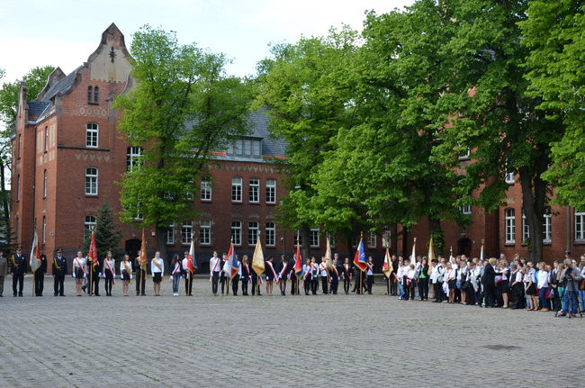 Dwie uroczystości pod pomnikiem (zdjęcia)