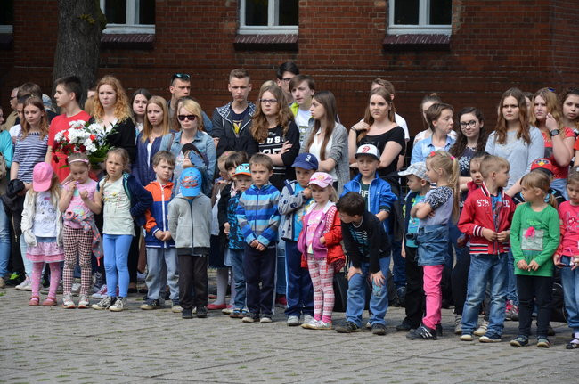 Dwie uroczystości pod pomnikiem (zdjęcia)