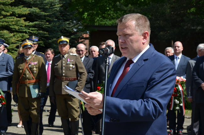 Dwie uroczystości pod pomnikiem (zdjęcia)