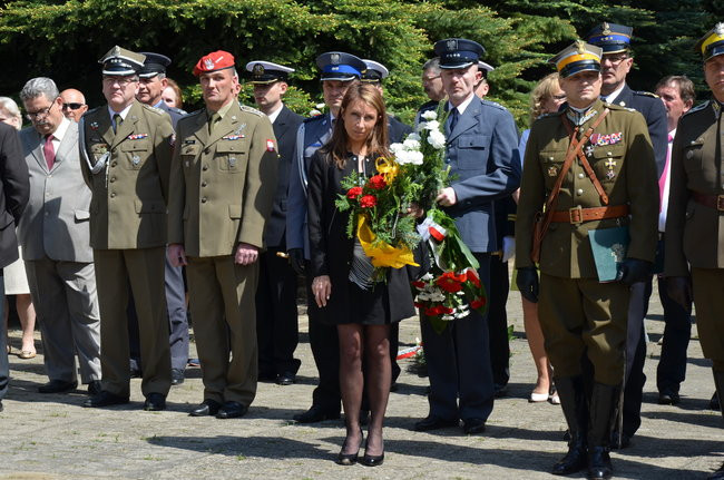 Dwie uroczystości pod pomnikiem (zdjęcia)