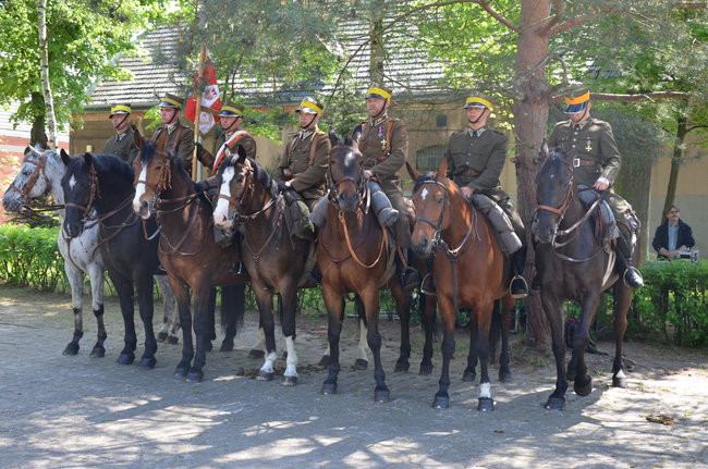 Dwie uroczystości pod pomnikiem (zdjęcia)