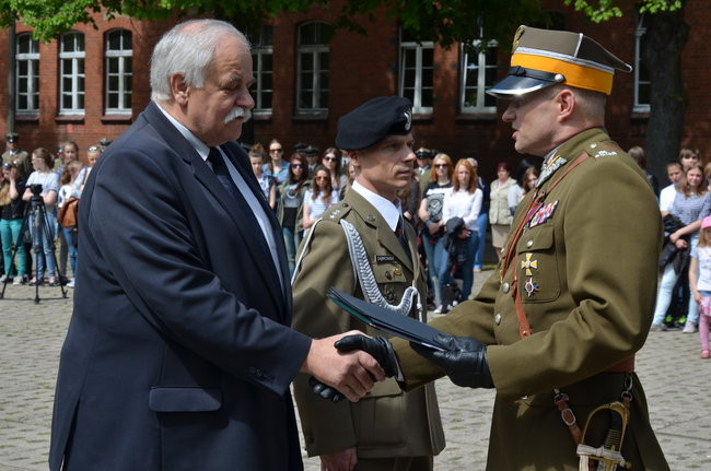 Dwie uroczystości pod pomnikiem (zdjęcia)