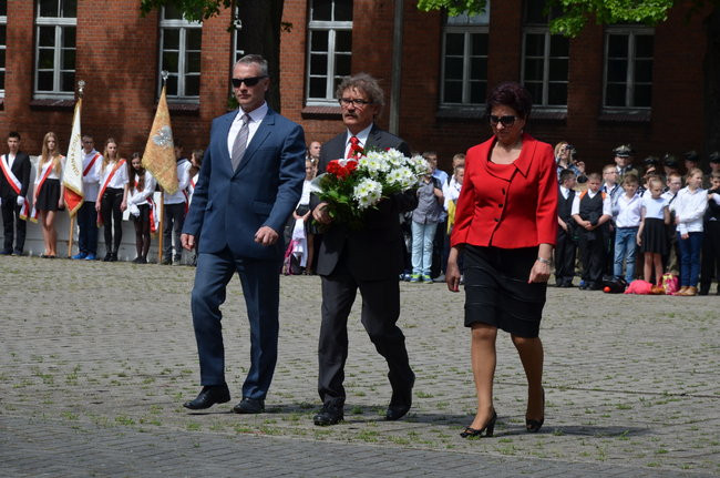 Dwie uroczystości pod pomnikiem (zdjęcia)