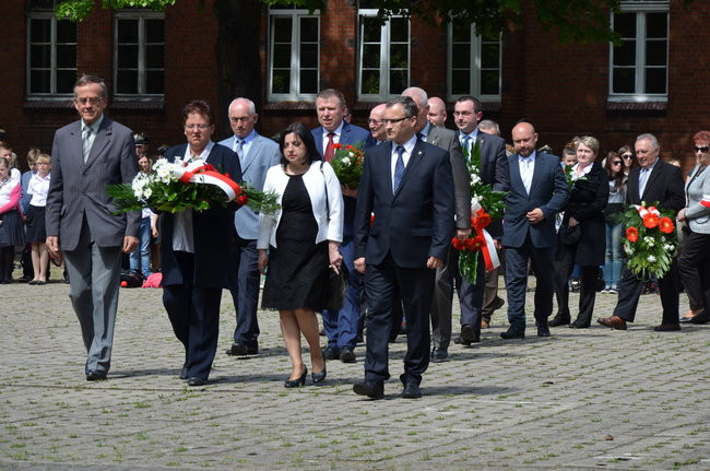 Dwie uroczystości pod pomnikiem (zdjęcia)