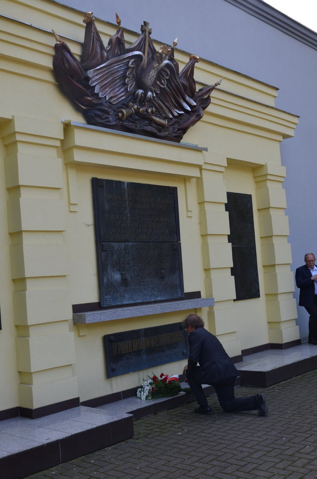 Dwie uroczystości pod pomnikiem (zdjęcia)